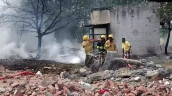 இதில் அந்த அறை வெடித்து சிதறியது. அறையில் வேலை பார்த்த மாரியப்பன், முத்துவேல் ஆகிய இரண்டு தொழிலாளர்கள் உடல் சிதறி பரிதாபமாக உயிரிழந்தனர். மேலும் சரோஜா, சங்கரவேல் ஆகிய இரண்டு தொழிலாளர்கள் காயங்களுடன் சிவகாசி அரசு மருத்துவமனையில் சேர்க்கப்பட்டனர்.