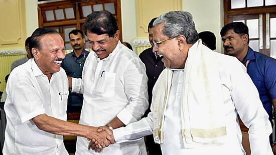 இந்த விவகாரம் தொடர்பாக கர்நாடகாவில் அனைத்துக் கட்சிக்கூட்டம் நடைபெற்றது. கூட்டத்தில் துணை முதல்வர் டி.கே.சிவக்குமார், எதிர்க்கட்சித் தலைவர் ஆர்.அசோகா, ஜேடி எம்எல்ஏ ஜிடி தேவகவுடா, விவசாய சங்கத் தலைவர்கள், சட்ட வல்லுநர்கள் உள்ளிட்டோர் கலந்துகொண்டனர்.
