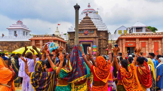 ஒடிசா மாநிலம் பூரியில் உள்ள 12ஆம் நூற்றாண்டைச் சேர்ந்த ஜெகநாதர் கோயிலின் மதிப்பிற்குரிய கருவூலமான ரத்ன பந்தர், 46 ஆண்டுகளுக்குப் பிறகு இன்று மீண்டும் திறக்கப்பட்டது.&nbsp;