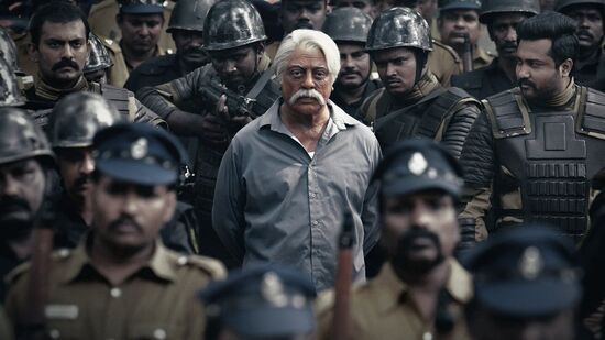 இயக்குநர் ஷங்கர் இயக்கத்தில், நடிகர் கமல் நடிப்பில் அண்மையில் வெளியான இந்தியன் 2 திரைப்படம், வசூலில் சரிவை கண்டு இருக்கிறது. Sacnilk.com வெளியிட்டு இருக்கும் தகவலின் படி, இப்படம் இதுவரை 42 கோடிக்கு மேல் வசூலித்துள்ளது என்பது தெரியவந்திருக்கிறது.&nbsp;இந்தியாவில் &nbsp;‘இந்தியன் 2’ எவ்வளவு வசூல்?&nbsp;Sacnilk.com வெளியிட்டு இருக்கும் தகவலின் படி, இந்தியன் 2 திரைப்படம் வெளியான அன்றைய தினம் அந்தப்படம், தமிழில் 16.5 கோடி ரூபாயும், இந்தியில் 1.2 கோடி ரூபாயும்,தெலுங்கில் 7.9 கோடியும் வசூல் செய்திருக்கிறது.&nbsp;