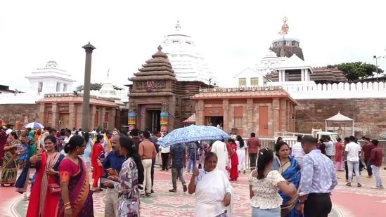 மாநில அரசால் அமைக்கப்பட்ட குழு உறுப்பினர்கள் மதியம் 12 மணியளவில் கோவிலுக்குள் நுழைந்து, பூஜைகள் முடிந்து, மதியம் 1.28 மணிக்கு கருவூலம் திறக்கப்பட்டது,&nbsp;
