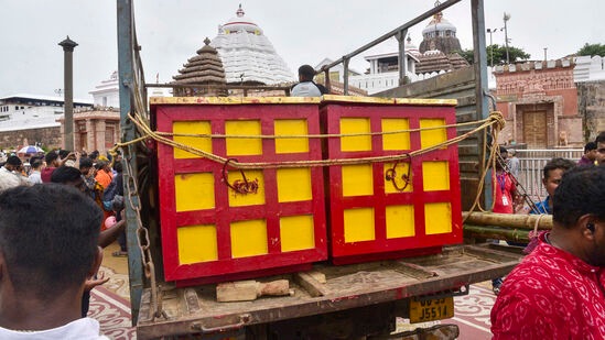 கோயிலில் பூஜைகள் முடிந்து, மதியம் 1.28 மணிக்கு கருவூலம் திறக்கப்பட்டது,&nbsp;
