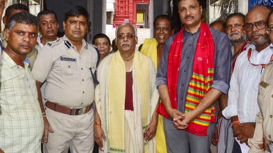 கருவூலம் மீண்டும் திறக்கப்பட்டபோது, ஒடிசா உயர்நீதிமன்ற முன்னாள் நீதிபதி பிஸ்வநாத் ராத், ஸ்ரீ ஜெகன்னாதர் கோயில் நிர்வாகத்தின் (எஸ்ஜேடிஏ) தலைமை நிர்வாகி அரபிந்தா பதீ, ஏஎஸ்ஐ கண்காணிப்பாளர் டிபி கடநாயக் மற்றும் பூரியின் பட்டத்து அரசர் ‘கஜபதி மகாராஜா’வின் பிரதிநிதி ஆகியோர் அங்கிருந்த 11 பேரில் அடங்குவதாக அதிகாரிகள் தெரிவித்தனர்.