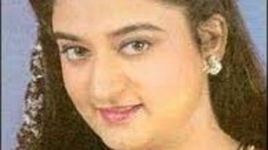 Actress Mohini: நடிகை மோகினி மாஸ்டர் சிவசங்கர் உடன் பணியாற்றிய அனுபவம் குறித்து &nbsp;பிஹைன்ட் வுட்ஸ் சேனலுக்கு கடந்த இரண்டு வருடங்களுக்கு முன்பு பேட்டி கொடுத்தார்.அந்த பேட்டி இங்கே!&nbsp;இது குறித்து அவர் பேசும்போது, "என்னுடைய பெரும்பான்மையான படங்களில் குட்டி டிரஸ் போட்டு ஆடுவது, பெல்லி பட்டன் டான்ஸ் உள்ளிட்டவையெல்லாம் இருக்காது. காரணம் என்னவென்றால், நான் நடன இயக்குனர்களை, அது போன்ற பாடல்களின் போது, பயங்கரமாக சிரமங்கள் கொடுத்து படுத்தி எடுத்து விடுவேன். சிவசங்கர் மாஸ்டருக்கு இது நன்றாகவே தெரியும். சிவசங்கர் மாஸ்டரை பொருத்தவரை அவர், ஹீரோயின்கள் கொடுக்கும் எக்ஸ்பிரஷ்களின் மொத்த உருவம் என்று சொல்லலாம்.பேருக்குத்தான் ஆம்பளைஅவர் பேருக்குத்தான் ஆம்பளை. ஆனால் அவர் வெளிப்படுத்தும் எக்ஸ்பிரஷனைகளை எந்த நடிகையாலும், வெளிப்படுத்த முடியாது. ‘கட்டும் சேலை மடிப்பில’ பாடலில் அவர்தான் நடன மாஸ்டராக பணியாற்றினார். அப்போது எனக்கு 16 முதல் 17 வயது இருக்கும். அந்த படம் என்னுடைய கேரியரில் எனக்கு மிகவும் பிடித்தமான படம். காரணம் என்னவென்றால், அந்த படத்தின் இயக்குநர் விக்ரமன். அவருடன் வேலை பார்ப்பது என்பது எனக்கு மிக மிக சௌகரியமாக இருந்தது.ஆனால் ‘கட்டும் சேலை மடிப்பில’ பாடலில் எனக்கு பெரிதாக உடன்பாடு இல்லை.