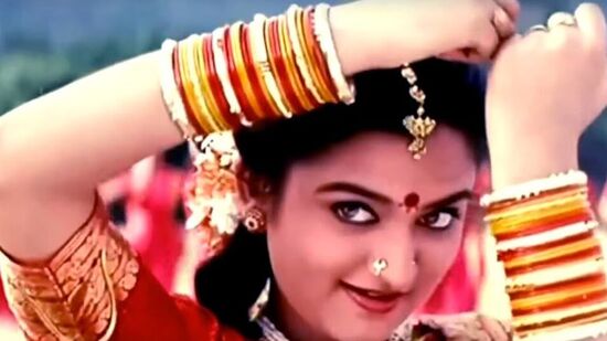 இதை எடுத்து டேக் ஆக்சன் என்று சொல்லி நடிக்கச் சொன்னார். நான் அவர் சொன்னபடியே செய்ய முயற்சித்தேன். அதைப் பார்த்து அவர் என்ன இது போன் வீட்டா குடித்துவிட்டு துடைப்பது போன்று நடிக்கிறாய் என்று சொன்னார்.&nbsp;