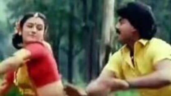 மாஸ்டர் ஜி எனக்கு அதெல்லாம் வராதுஇதைக் கேட்ட நான் மாஸ்டர் ஜி எனக்கு அதெல்லாம் வராது என்று மறுபடியும் கூறினேன்.ஆனால் அவர் விடுவதாக இல்லை. நான் சொல்வது படியே செய் என்று சொன்னார்... அவர் முதலில் உதட்டை கடி, இரண்டாவதாக கண்களை சுருக்கு, இப்போது ஆடியன்ஸை பார் என்றார். இதைக் கேட்டவுடன் அவ்வளவுதானா என்றேன். ஆமாம் அவ்வளவுதான் அதன்படியே செய் என்று சொன்னார்.&nbsp;&nbsp;
