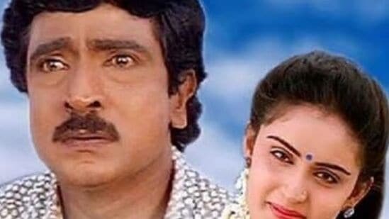 பட போஸ்டரை கவிதை என்ற பெயரில் தயார் செய்து, அதற்கு மேல் அவரின் பெயரும் கீழே எனது பெயரும் போட்டு இருந்தார். சரி ஆசையில் போட்டு இருக்கிறான் என்று நான் ஒன்றும் சொல்லவில்லை.