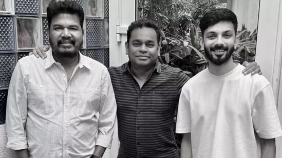 Shankar on Arrahman: இயக்குனர் சங்கர் ஏ ஆர் ரகுமான் உடன் முதல் படத்தில் சிக்கு புக்கு ரயில் பாடலுக்கான டியூனை வாங்கிய அனுபவம் குறித்து ஓபன் பண்ணா சேனலில் பேசி இருக்கிறார்.&nbsp;அப்படி ஒரு சவுண்ட் குவாலிட்டிஇப்போது இருக்கக்கூடிய டிஜிட்டல் வசதி எல்லாம் அப்போது கிடையாது. எல்லாமே ஃபிலிம்மில் தான் ரெக்கார்ட் ஆகும். அதில் ஸ்டீரியோ வடிவிலான இசையை &nbsp;கொண்டு வருவதே அவ்வளவு கடினமான ஒன்று. ஆனால் ரஹ்மான் அதிலேயே அப்படியான ஒரு சவுண்ட் குவாலிட்டியை அந்த படத்தில் கொண்டு வந்திருந்தார். நீங்கள் அந்தப் படத்தில் பார்த்தீர்கள் என்றால். ஐஸ் சவுண்டெல்லாம் அப்படியே கேட்கும். பேஸ் எல்லாம் ஜாரிங்கில்லாமல் இருக்கும். &nbsp;வெள்ளை மழை பாட்டில், அப்படி ஒரு சவுண்ட் இருக்கும். &nbsp;&nbsp;&nbsp;
