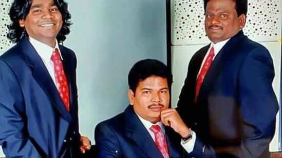 Let's check Vibe&nbsp;சூரியன் படத்தில் இடம்பெற்ற லாலாக்கு டோல் டப்பிமா பாடலுக்கு நான் அவருடன் பணியாற்றினேன். &nbsp;படத்தின் இயக்குநர் அந்த பாடலின் முழு பொறுப்பையும் என்னிடம் ஒப்படைத்து இருந்தார். அந்த பாடலுக்காக நான் நிறைய மெனக்கிட்டேன். மரம் வெட்ட கூடிய இடங்களுக்கு சென்று ஆராய்ச்சி செய்தேன். அதுமட்டுமல்லாமல் சென்ட்ரல் ஜெயிலுக்கு சென்று அங்கு நன்றாக கானா பாடுபவர்களை ஆடிஷன் செய்து ரெக்கார்ட் செய்து எடுத்து வந்தேன். வடசென்னைக்கு சென்று நன்றாக கானா பாடுபவர்களை நவீன் இன்டர்நேஷனல் ஹோட்டலுக்கு அழைத்து வந்து, ஆடிஷன் செய்து அதில் ஷார்ட்லிஸ்ட் ஆனவர்களை அந்த பாடலில் பயன்படுத்தினோம். அப்போது ஏ ஆர் ரஹ்மானுக்கு என் மீது, இந்த இயக்குநர் இசைக்காக நன்றாக மெனக்கிடுவார் போல என்று நினைத்து இருக்கிறார்.&nbsp;&nbsp;&nbsp;