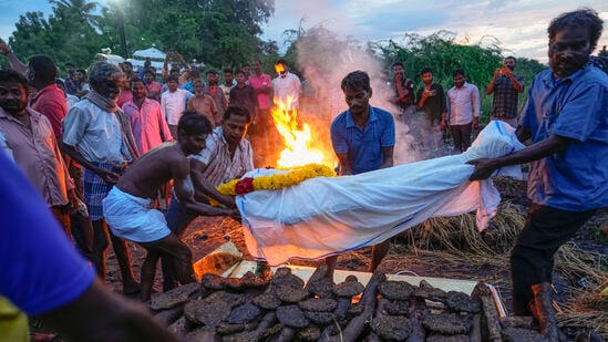 Kallakurichi hooch tragedy: அவசர சிகிச்சை பிரிவில் அனுமதிக்கப்பட்டு சிகிச்சையில் இருந்த கண்ணனின் கணையம், சிறுநீரகம் உட்பட அனைத்து உறுப்புகளும் செயல் இழந்ததால் உயிரிழந்தார்.