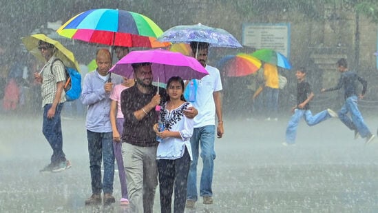 திருவள்ளூர், சென்னை, செங்கல்பட்டு காஞ்சிபுரம், நீலகிரி, கோவை, திருப்பூர், தேனி, திண்டுக்கல், தென்காசி, திருநெல்வேலி, கன்னியாகுமரி, தூத்துக்குடி, வேலூர் திருப்பத்தூர், ராணிப்பேட்டை, திருவண்ணாமலை, கள்ளக்குறிச்சி, கடலூர், விழுப்புரம் ஆகிய 20 மாவட்டங்களில் அடுத்த 3 மணி நேரத்திற்கு மழைக்கு வாய்ப்பு உள்ளது என வானிலை ஆய்வு மையம் தெரிவித்துள்ளது.&nbsp;