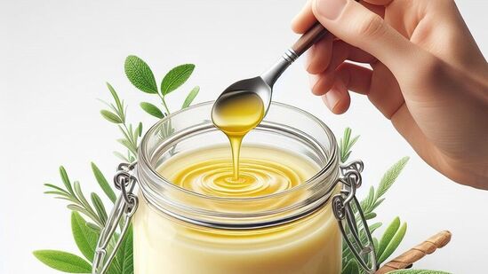 Ghee Benefits : நெய்யில் அதிக கொழுப்புச் சத்து இருப்பதால், உடலில் கொழுப்பு அதிகரிக்கும் என்ற பயம் பெரும்பாலானோருக்கு உள்ளது. இதனாலேயே பலர் நெய் எண்ணெயை உணவில் பயன்படுத்துவதை குறைத்து விட்டனர். ஆனால் பசு நெய்யில் கொழுப்பு அதிகம் இருந்தாலும் அதன் உதவியுடன் உடல் எடையை குறைக்கலாம்.