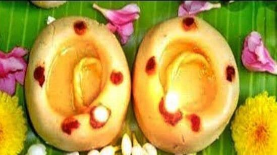 இது இந்து மதத்தில் தூய்மையாகவும் புனிதமாகவும் கருதப்படுகிறது. குலதெய்வ வழிபாட்டில் மாவு விளக்கு ஏற்றி வழிபட்டால் அனைத்து விருப்பங்களும் நிறைவேறும் என்பது நம்பிக்கை. ஜோதிடத்தின்படி, விரதம், பூஜை மற்றும் சடங்குகளின் போது விளக்குகளை ஏற்றுவதன் மூலம் சுற்றுச்சூழலை நேர்மறையாக மாற்றுகிறது. ஒவ்வொரு பிரச்சனைக்கும், தனித்தனி மாவு விளக்கு ஏற்ற வேண்டும், இதன் விளைவாக அதன் விளைவு விரைவாகவும், பிரச்சனையிலிருந்து விடுபடவும் உதவுகிறது.எந்த பிரச்சனைக்கு எந்த மாவு விளக்கு ஏற்ற வேண்டும் என்பதை தெரிந்து கொள்ளுங்கள்