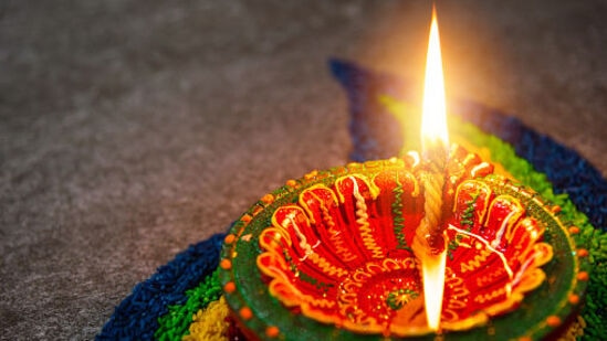 பாரம்பரியமாக இந்து மதத்தில் விளக்கு ஏற்றுவது மிகவும் முக்கியமானதாக கருதப்படுகிறது. மத நம்பிக்கைகளின்படி, விளக்குகளை ஏற்றுவது உங்களைச் சுற்றியுள்ள சூழலை புனிதமாகவும் நேர்மறையாகவும் ஆக்குகிறது. பொதுவாக, பித்தளை, எஃகு மற்றும் களிமண் விளக்குகள் பயன்படுத்தப்படுகின்றன.மாவு விளக்குகளும் பயன்படுத்தப்படுகின்றன. மாவு விளக்கு அதன் சொந்த முக்கியத்துவம் வாய்ந்ததாக கருதப்படுகிறது.&nbsp;