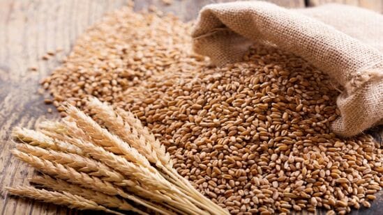 கோதுமை மாவு: கோதுமை மாவில் தீபம் செய்து கோவிலில் ஏற்றி வழிபடுவதால் எந்த வித சர்ச்சைகளாக இருந்தாலும் விலகும்.