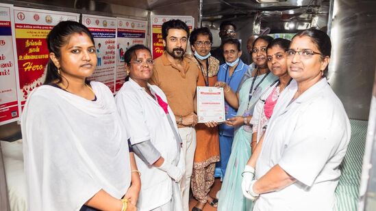 சூர்யாவின் பிறந்தநாள் ஜூலை 23ஆம் தேதி கொண்டாடப்படுகிறது. ஆனால், கொண்டாட்டத்தின் ஒரு பகுதியாக சூர்யா அறக்கட்டளை சார்பில் சென்னை ராஜீவ் காந்தி அரசு மருத்துவமனையில் 400 ரசிகர்கள் ரத்த தானம் செய்தனர். சூர்யாவும் இன்று அங்கு ரத்தம் கொடுத்தார்.