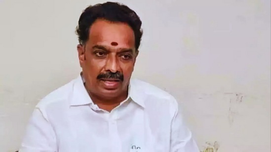 தனது அப்பாவின் உடல்நிலையை கருத்தில் கொண்டு, இடைக்கால முன் ஜாமீனை தர வேண்டும் என்று முன்னாள் அமைச்சர் எம்.ஆர்.விஜயபாஸ்கர் கோரிக்கை வைத்து இருந்தார். ஆனால் விஜயபாஸ்கரின் முன் ஜாமீன் மனுவை நீதிமன்றம் தள்ளுபடி செய்தது. இதனால் கடந்த மூன்று வாரங்களுக்கும் மேலாக விஜயபாஸ்கர் தலைமறைவாக இருந்து வந்தார்.