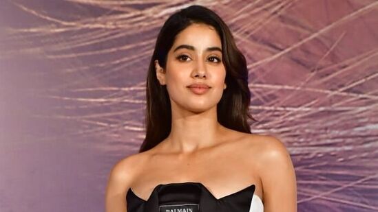 பாலிவுட்டில் ஜான்வி கபூர் மிகவும் பிரபலமான மற்றும் விரும்பப்படும் நடிகைகளில் ஒருவராக உள்ளார்.&nbsp;
