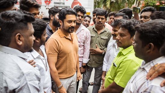 தனது ரசிகர்களைப் போல் தானும் தனது பிறந்தநாளில் ரத்ததானம் செய்வேன் என்று கடந்த ஆண்டு தமிழ் நட்சத்திர நாயகன் சூர்யா கூறினார். இருப்பினும், அவர் அதை நினைவில் வைத்து, தனது வார்த்தையைக் கடைப்பிடித்தார். இன்று (ஜூலை 15) தனது பிறந்தநாளை முன்னிட்டு, சென்னையில் உள்ள அரசு மருத்துவமனையில் சூர்யா ரத்த தானம் செய்தார்.