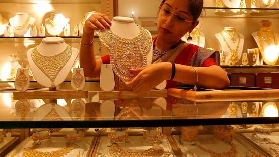 இன்றைய தங்கம் விலை நிலவரம்: சென்னையில் 22 கேரட் ஆபரணத் தங்கத்தின் விலை இன்று (ஜூலை 16) சவரனுக்கு ரூ.360 உயர்ந்து ரூ.54,640-க்கு விற்கப்படுகிறது. ஒரு கிராம் ஆபரணத் தங்கத்தின் விலை &nbsp;ரூ.45 உயர்ந்து ரூ.6,830க்கு விற்பனை செய்யப்படுகிறது.