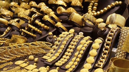 நேற்றைய தங்கம் விலை நிலவரம்: சென்னையில் 22 கேரட் ஆபரணத் தங்கத்தின் விலை நேற்று (ஜூலை 15) ஒரு சவரன் ரூ.54,280-க்கு விற்கப்பட்டது. ஒரு கிராம் ஆபரணத் தங்கத்தின் விலை ரூ.6,785-க்கு விற்பனை செய்யப்பட்டது.