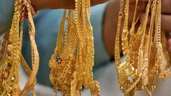 சர்வதேச பொருளாதார சூழல், அமெரிக்க டாலருக்கு நிகரான இந்திய ரூபாயின் மதிப்பு ஆகியவற்றின் அடிப்படையில் தங்கம் விலை நாள்தோறும் நிர்ணயம் செய்யப்படுகிறது. அதன்படி, தங்கம் விலை கடந்த சில மாதங்களாக திடீரென அதிரடியாக உயர்வதும், குறைவதுமாக இருந்து வந்தது.&nbsp;