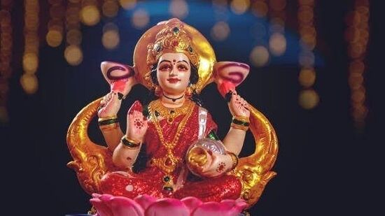 வேதஜோதிடத்தின்படி, ஒரு நபரின் ராசியை வைத்து, அவரது இயல்பு மற்றும் சிறப்பு குணங்களை கணிக்கலாம்.&nbsp;ஜோதிடத்தில், சில ராசிப் பெண்கள் திருமணத்திற்குப் பிறகு தங்கள் கணவர்களுக்கு மிகவும் அதிர்ஷ்டசாலியாக கருதப்படுகிறார்கள். இந்த ராசிகளின் பெண்களை திருமணம் செய்து கொள்ளும் நபர்கள், வாழ்க்கையில் பணப் பற்றாக்குறையை எதிர்கொள்ள வேண்டியதில்லை என்று நம்பப்படுகிறது.&nbsp;அத்தகைய பெண்கள் லட்சுமி தேவியின் வடிவமாக விளங்குவதாக ஐதீகம். அந்தப் பெண் இருக்கும் வீட்டில், வாழ்க்கையில் ஒருபோதும் நிதிப் பிரச்னைகள் இருக்காது. திருமணத்திற்குப் பிறகு, அப்பெண்கள் திடீரென கணவனின் அதிர்ஷ்டத்தை பிரகாசமாக்குகிறாள் என்பதையும் காண முடிகிறது. எந்த ராசி பெண்கள் தங்கள் கணவர்களுக்கு அதிர்ஷ்டசாலிகளாக கருதப்படுகிறார்கள் என்பதைத் தெரிந்து கொள்வோமா?. வாருங்கள் பார்ப்போம்.