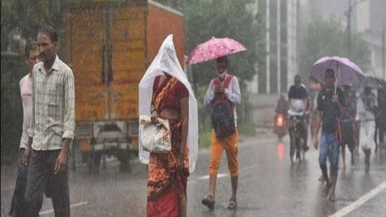 Weather Update : கோவை, திருப்பூர், நீலகிரி, சென்னை, செங்கல்பட்டு, காஞ்சிபுரம், திருவள்ளூர், வேலூர், குமரி, நெல்லை தென்காசி, திண்டுக்கல், தேனி, ராணிப்பேட்டை, திருவண்ணாமலை, விழுப்புரம், கள்ளக்குறிச்சி, சேலத்திலும் இன்று காலை 10 மணி வரை மிதமான மழை வாய்ப்பு உள்ளது என வானிலை ஆய்வு மையம் தெரிவித்துள்ளது.