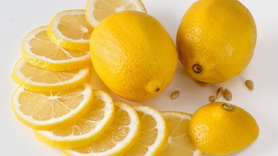 Avoid foods with Lemon: எலுமிச்சையில் சிட்ரிக் அமிலம் உள்ளது. பாலுடன் அல்லது தயிர், பாலாடைக்கட்டி, தயிர் போன்ற ஏதேனும் பால் பொருட்களுடன் கலந்தால், பாலின் தன்மையைக் கெடுக்கும். மேலும் லாக்டிக் அமிலக் கூறுகளைக் கொண்ட தயிர். அதனுடன் எலுமிச்சை சாப்பிட்டால் அசிடிட்டி மற்றும் செரிமான பிரச்சனைகள் ஏற்படும்.