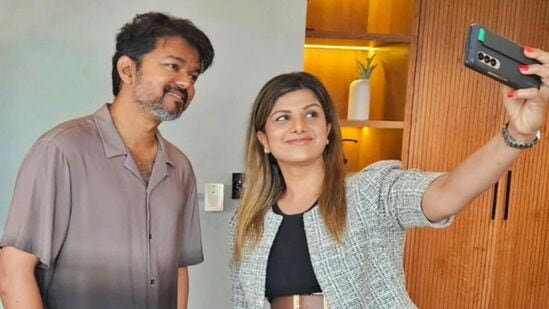தளபதி விஜய்யுடன் இணைந்து தனியாக நடிகை ரம்பா செஃல்பி எடுத்துக்கொண்டார்