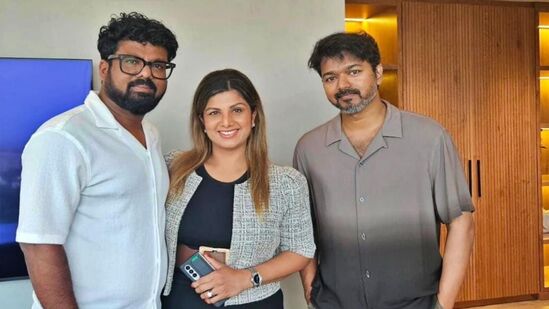 நடிகை ரம்பா மற்றும் அவரது கணவருடன் தளபதி விஜய்