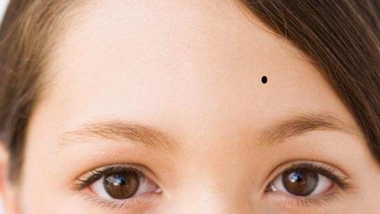 நெற்றி: உங்களுக்கு நெற்றியில் மச்சம் இருந்தால் அதிர்ஷ்டத்தின் அறிகுறியாக கருதப்படுகிறது மச்சத்தின் நிலைப்பாடு பொறுத்து பல அர்த்தங்கள் மாறுபடுகின்றன உங்கள் நெற்றியின் நடுவில் மச்சம் இருந்தால் அது ஞானத்தை குறிக்கின்றது. நெற்றியின் இடது பக்கத்தில் உங்களுக்கு மச்சம் இருந்தால் அது மோசமான பலன்களை கொடுக்க கூடும் என கூறப்படுகிறது வலது பக்கத்தில் இருந்தால் உங்களுக்கு சிறப்பான வாழ்க்கை துணை கிடைப்பார்கள் என கூறப்படுகிறது.&nbsp;