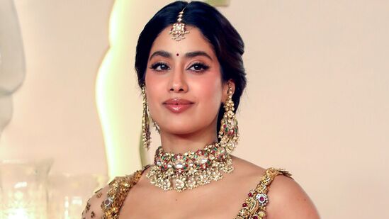 தற்போது உலாஜ் என்ற இந்தி படத்தில் நடித்து வரும் நிலையில், உடல்நலம் பாதிக்கப்பட்ட நிலையில் மருத்துவமனையில் அனுமதிக்கப்பட்டுள்ளார்.