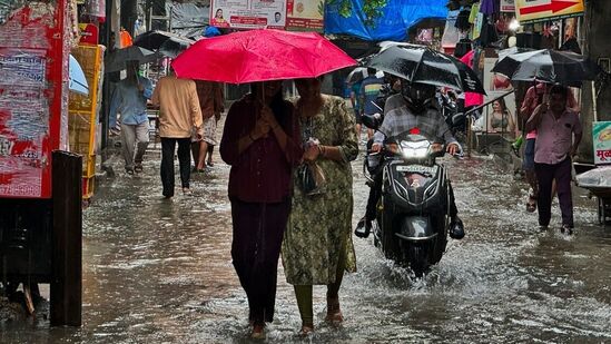 இதற்கிடையில், மும்பையில் நள்ளிரவு முதல் பலத்த மழை பெய்து வருவதால், பல தாழ்வான பகுதிகளில் தண்ணீர் தேங்கியுள்ளது.&nbsp;