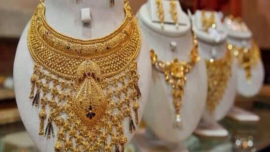 சென்னையில் கடந்த சில நாட்களாக 22 கேரட் ஆபரணத் தங்கத்தின் விலை வரலாறு காணாத வகையில் நாளுக்கு நாள் புதிய உச்சத்தை அடைந்து வந்தது. இந்நிலையில், 22 ஆபரணத் தங்கத்தின் விலை நேற்று சவரனுக்கு ரூ.720 அதிகரித்தது. சென்னையில் தங்கம் மற்றும் வெள்ளியின் இன்றைய விலை நிலவரம் குறித்து பார்ப்போம்.