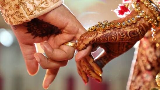 மேஷம் : காதல் உறவுகளைப் பொறுத்தவரை இன்றைய நாள் மகிழ்ச்சியான நாளாக இருக்கும். காதல் வாழ்க்கையில் மகிழ்ச்சியான தருணங்கள் இருக்கும். இன்று உங்கள் துணையின்&nbsp;நிறுவனத்தை நீங்கள் அனுபவிப்பீர்கள்.