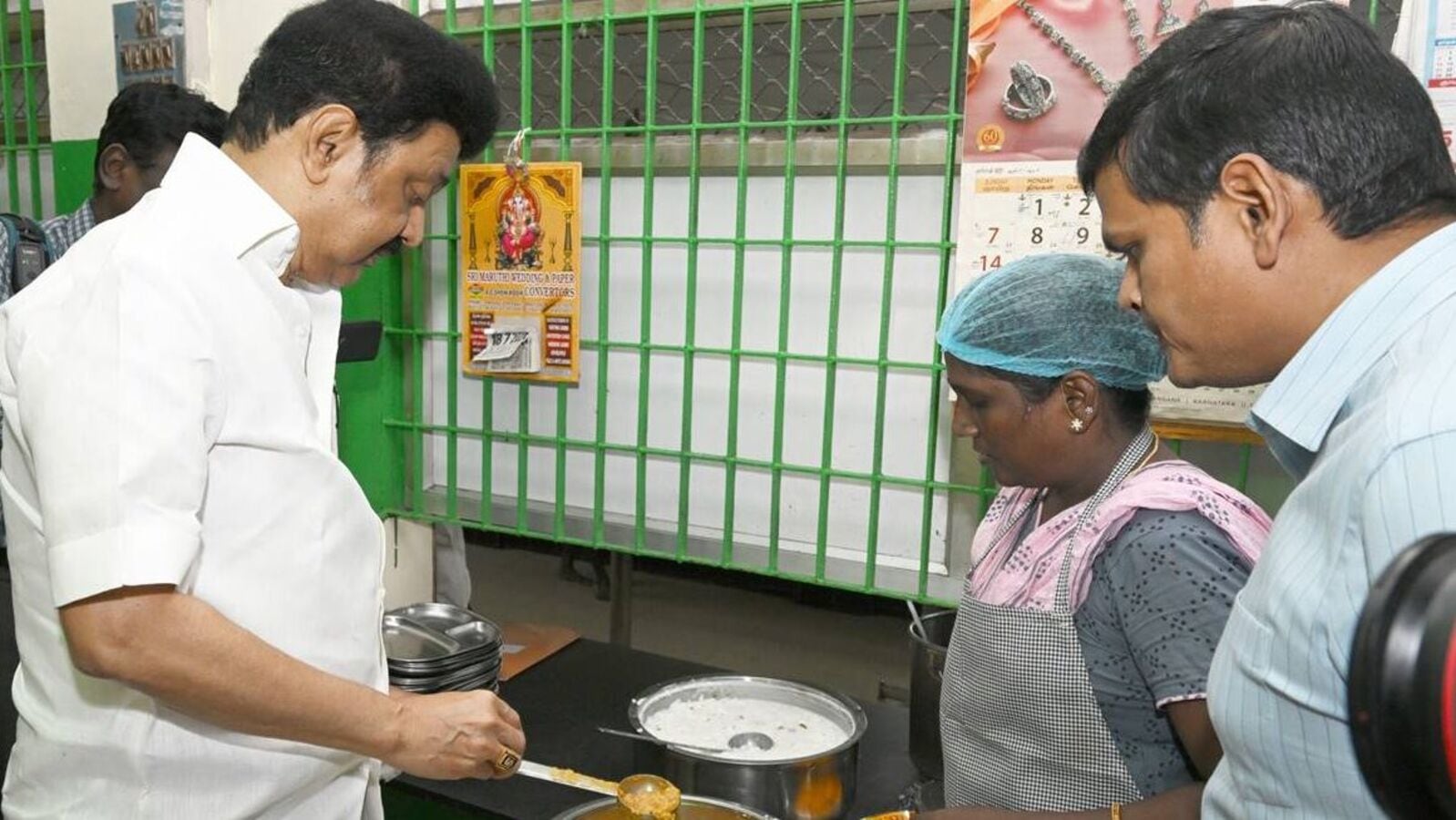 CM MK Stalin: அம்மா உணவகத்தில் திடீர் ஆய்வுக்குப் பின் முதலமைச்சர் போட்ட அதிரடி உத்தரவு!