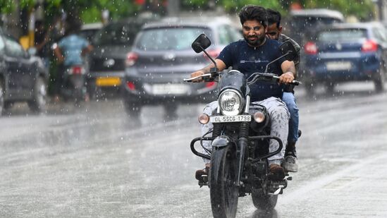 Weather Update : தமிழகத்தில் சென்னை, காஞ்சிபுரம், திருவள்ளுர், செங்கல்பட்டு, கடலூர், விழுப்புரம், வேலூர் திருவண்ணாமலை ஆகிய 8 மாவட்டங்களில் காலை 10 மணி வரை மிதமான மழை பெய்யக்கூடும் என்று வானிலை ஆய்வு மையம் தெரிவித்துள்ளது.