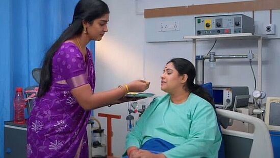 &nbsp;தமிழ் சின்னத்திரையில் ஜீ தமிழ் தொலைக்காட்சியில் தினமும் இரவு 9 மணிக்கு ஒளிபரப்பாகி வரும் பிரபலமான சீரியல் கார்த்திகை தீபம். இந்த சீரியலின் நேற்றைய எபிசோடில், இளையராஜா மற்றும் சேகருக்கும் இடையே சண்டை உருவாக, போலீஸ் அவர்களை கைது செய்த நிலையில் இன்று நடக்க போவது என்ன என்பது குறித்து பார்க்கலாம் வாங்க.&nbsp;&nbsp;அதாவது, முதலில் ஸ்டேஷனுக்கு வரும் கார்த்திக், போலீசிடம் பேசி இளையராஜாவை வெளியே கொண்டு வருகிறான். சேகர் என் மேடம் வருவாங்க என்று ஓவர் பில்டப்பாக கொடுக்க, ரம்யா கார்த்தி இருப்பதை கவனிக்காமல் உள்ளே வந்து விடுகிறாள், கார்த்திக்கை பார்த்து அதிர்ச்சியாகும் அவள், சேகர் என்னுடைய பழைய தொழிலாளி என்று சொல்லி சமாளிக்கிறாள்.&nbsp;&nbsp;&nbsp;