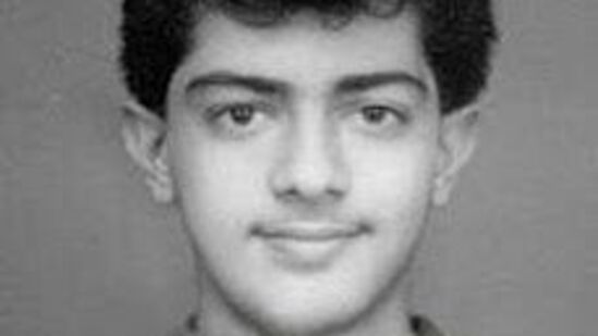 AjithKumar: அஜித் குமாருடன் ஏற்பட்ட மனக்கசப்பு குறித்து இயக்குநர் ஆர்.கே. செல்வமணி சில வருடங்களுக்கு முன்னர், தமிழ்நாடு நவ் சேனலுக்கு பேட்டியளித்து இருந்தார். அந்த பேட்டியில் அவர் பேசும் போது, “நான் அசுரன் என்ற படத்தை இயக்கினேன். அதில், ஒரு இளமையான ஜோடி ஒன்று வருவது போன்ற கதை அமைப்பு இருந்தது. அதற்காக நாங்கள் ஒரு பையனை தேடிக் கொண்டிருந்தோம். அப்போதுதான், ஜான் என்பவர் அஜித்தை என்னிடம் அறிமுகப்படுத்தி வைத்தார். அந்த கேரக்டருக்கு அஜித்தை தேர்வு செய்யுமாறு கூறினார். &nbsp;அவ்வளவு தன்னம்பிக்கை இருந்தது&nbsp;அஜித்தை பார்த்த மாத்திரத்திலேயே, அவரை எனக்கு மிகவும் பிடித்து விட்டது. அவரிடம் ஏதோ ஒரு கவரும் தன்மையானது இருந்தது. குறிப்பாக, அவரது கண்கள் மிக அழகாக இருந்தது. அவருடைய பாடி லாங்குவேஜில், அவ்வளவு தன்னம்பிக்கை இருந்தது. முதலில் ஒருவரை நமக்கு பிடிக்க வேண்டும். அப்போதுதான் அவரை வைத்து நாம் படம் இயக்க முடியும். அஜித்தை பார்க்கும் பொழுதே, அவர் பெரிய ஹீரோவாக வருவார் என்று எனக்குப் பட்டது.&nbsp;&nbsp;