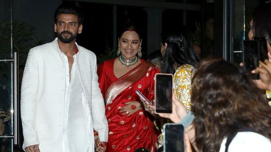 Sonakshi - Zaheer Marriage: ஈடைம்ஸ் உடனான ஒரு நேர்காணலில், சோனாக்ஷியிடம் அவரும் ஜாகீரும் ஒருவருக்கொருவர் கலாச்சாரத்தின் சிறந்ததை தங்கள் வாழ்க்கையில் இணைத்துக் கொள்வார்களா என்று கேட்கப்பட்டது. இதற்கு பதிலளித்த சோனாக்ஷி, "நிச்சயமாக. அழகாக இருக்கும் என்று நினைக்கிறேன். உண்மையைச் சொல்வதானால், நாங்கள் ஒருவருக்கொருவர் மிகவும் வித்தியாசமாக இல்லை. எங்களுக்குள் எல்லாம் ஒத்துப்போகிறது’’ என்று கூறியுள்ளார்.