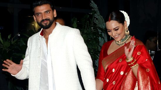 Sonakshi - Zaheer Marriage: மேலும் அந்த பேட்டியில் தன்னுடைய கருத்துக்களை தொடர்ந்த சோனாக்‌ஷி, ‘‘நல்ல மனிதர்களாக இருக்கவும், கடவுளை நம்பவும் நம் பெற்றோர் நமக்குக் கற்றுக் கொடுத்துள்ளனர். மிக முக்கியமான விஷயம் ஒரு நல்ல மனிதராக இருக்க வேண்டும். இந்த விழுமியங்களை நாம் பெற்றிருக்கிறோம்’’ என்று கூறினார்.