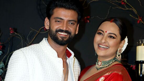 Sonakshi - Zaheer Marriage: சோனாக்ஷி சின்ஹா மற்றும் ஜாகீர் கானின் கலப்பு திருமணம் குறித்து பல கிசுகிசுக்கள் இருந்தன. இருப்பினும், அவர்கள் இருவரும் ஒருவருக்கொருவர் வேறுபட்டவர்கள் அல்ல என்று நம்புகிறார்கள். வாழ்க்கையில் ஒரு நல்ல மனிதனாக இருப்பது மிக முக்கியம் என்று சோனாக்ஷி உணர்கிறார். ஒரு நேர்காணலின் போது, சோனாக்ஷி மற்றும் ஜாகீர் தம்பதி பல தகவல்களை பகிர்ந்து கொண்டுள்ளனர்.