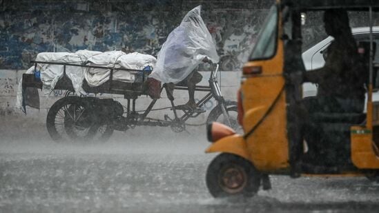 Tamilnadu Rain Update: இரவு 19 மணிக்கு மேல் நீலகிரி, கோவை, திருப்பூர், தேனி, திண்டுக்கல் மற்றும் தென்காசி மாவட்டங்களில் மிதமான மழை பெய்ய வாய்ப்பு இருப்பதாக சென்னை வானிலை ஆய்வு மையம் தெரிவித்துள்ளது.&nbsp;