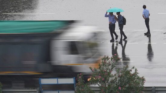 Tamilnadu Rain Update: மிக மிதமான மழை பெய்யக்கூடிய பகுதிகளாக திருவள்ளூர், சென்னை, காஞ்சிபுரம், செங்கல்பட்டு, ராணிப்பேட், வேலூர், கிருஷ்ணகிரி, திருப்பத்தூர், தர்மபுரி, சேலம் ஆகிய மாவட்டங்கள் அடையாளம் காணப்பட்டுள்ளன.