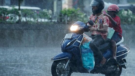 Tamilnadu Rain Update: மழை காரணமாக சிறிய சேதங்கள் ஏற்படுவதற்கான வாய்ப்பு இருப்பதாகவும், பலவீன கட்டுமானம், ஆபத்தான பகுதிகளில் வசிப்பதை தவிர்க்கலாம் என்றும் எச்சரிக்கைவிடுக்கப்பட்டுள்ளது. சில இடங்களில் மழை அதிகரித்தால் மின்சாரம் துண்டிக்கப்படலாம் என்பதால், பொதுமக்கள் எச்சரிக்கையுடன் இருக்கவும்