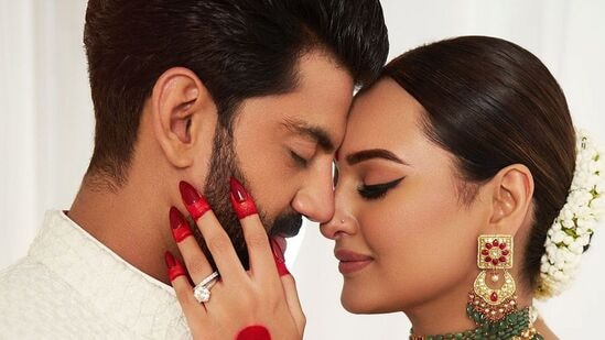 Sonakshi - Zaheer Marriage: ‘‘ஏனென்றால் மதம் ஒரு பொருட்டல்ல. நாங்கள் ஒருவருக்கொருவர் நேசிக்கும் இரண்டு நபர்கள், யாருக்கும் இதில் எந்த தொடர்பும் இல்லை. மேலும், நாங்கள் நடிகர்கள். நாம் ஒவ்வொரு மனிதனுக்கும் சொந்தமானவர்கள். நாங்கள் வெவ்வேறு மதங்களைச் சேர்ந்த பார்வையாளர்கள்,’’ என்றும் அந்த பேட்டியில் சோனாக்‌ஷி கூறியுள்ளார்.&nbsp;