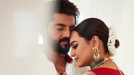 Sonakshi - Zaheer Marriage: அதற்கு பதிலளித்த ஜாகீர், "எனக்கு ஒரு விஷயம் தெரியும், எனக்கும் சோனாவுக்கும் 50,000 விஷயங்களில் கருத்து வேறுபாடு இருக்கலாம், ஆனால் அது ஒருபோதும் ஒரு மதமாக இருக்காது. சலீம் மாமா (சல்மானின் தந்தை சலீம் கான்) ஒருமுறை என்னிடம் திருமணத்தின் போது சல்மா அத்தையின் பெற்றோரிடம் இதையே சொன்னதாக ஜாகீர் கூறினார்.