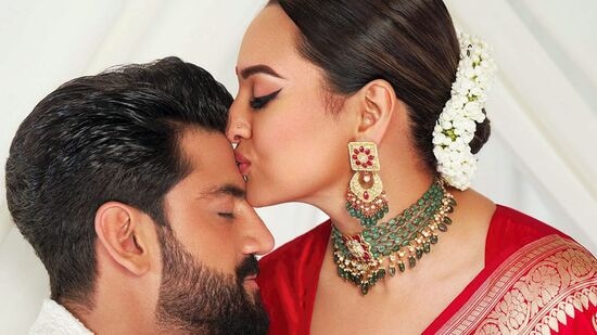 Sonakshi - Zaheer Marriage: மேலும் சோனாக்‌ஷி கூறும் பாேது, &nbsp;"ஏழு வருட டேட்டிங்கில், எங்கள் உரையாடலில் எங்கள் வெவ்வேறு மதம் ஒருபோதும் வரவில்லை. நாங்கள் இருவரும் ஒருவருக்கொருவர் மதத்தை மதிக்கிறோம். இது ஒருபோதும் விவாதப் பிரச்சினையாக இருந்ததில்லை. முழு விவாதமும் வெளியாட்களிடமிருந்து வந்தது, அதை எவ்வாறு முடிப்பது என்பதை நாங்கள் கற்றுக்கொண்டோம்,’’ என்று கூறினார்.&nbsp;