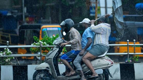 Tamilnadu Rain Update: மழை எச்சரிக்கை விடுக்கப்பட்டுள்ள மாவட்டங்களில் சில இடங்களில் தண்ணீர் தேங்க வாய்ப்புள்ளதாக வானிலை ஆய்வு மையம் எச்சரிக்கைவிடுத்துள்ளது. எனவே வாகன ஓட்டிகள் எச்சரிக்கையாக பயணிக்கவும்.